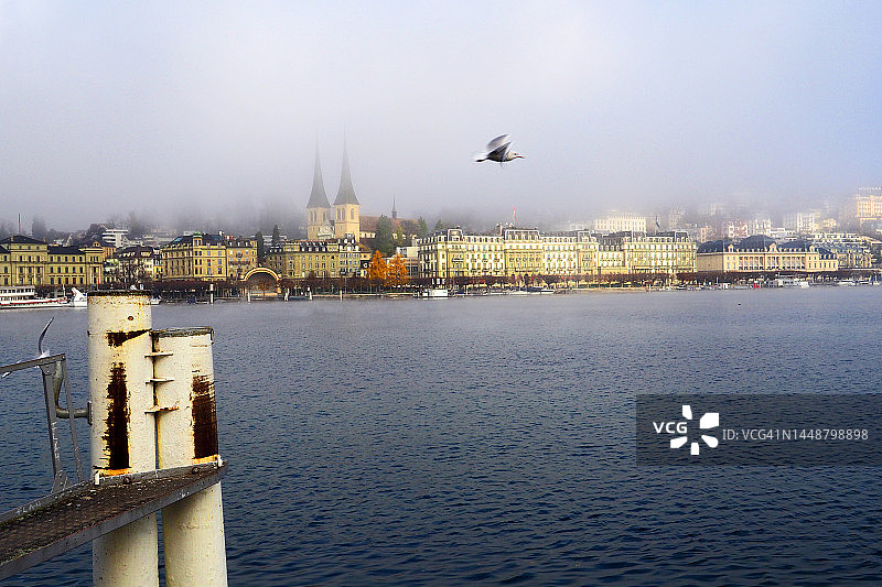 卢塞恩湖畔的酒店和霍夫教堂图片素材