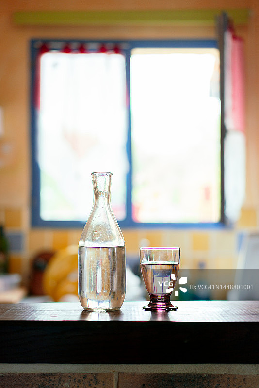 乡村厨房台面上的水罐和乡村装饰特写图片素材