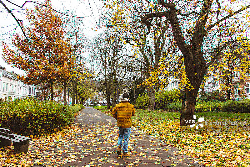 在公园里走路的男人背影图片素材
