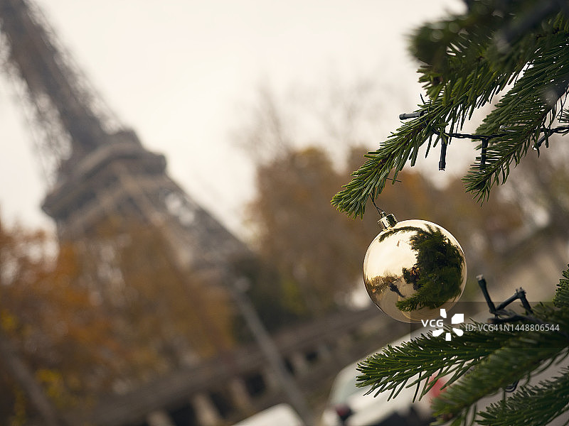圣诞树与法国巴黎埃菲尔铁塔图片素材