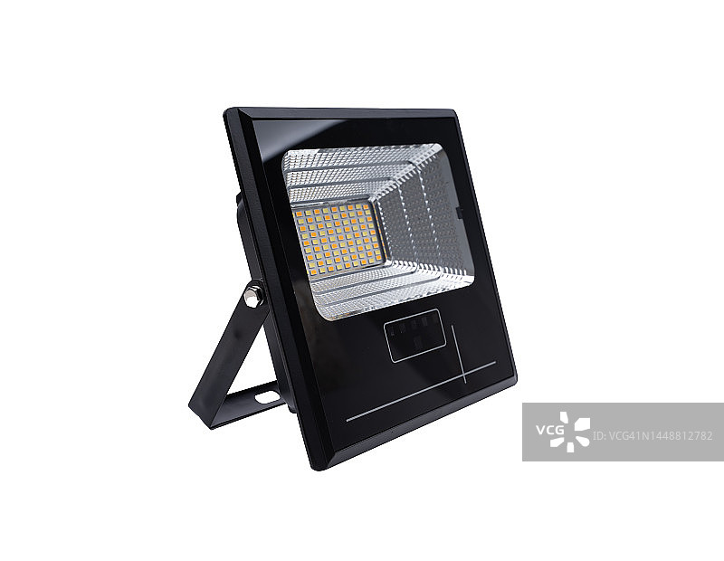 白色背景上发光的LED路灯柱，城市中的现代LED灯，节约电能图片素材