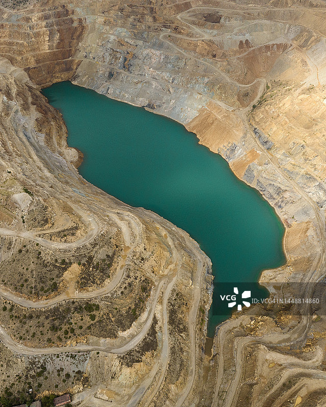 废弃的露天铁矿图片素材