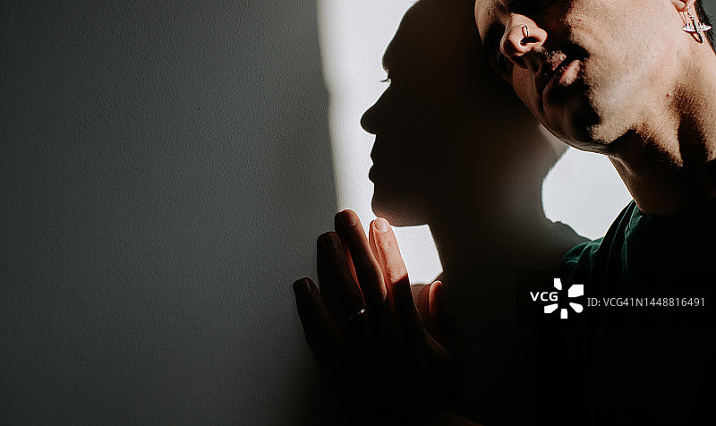 焦虑不安的男人概念图图片素材