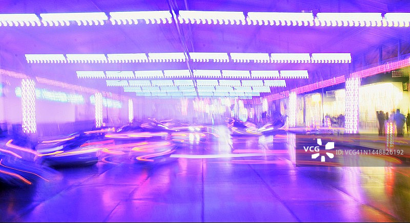 游乐园里的碰碰车图片素材