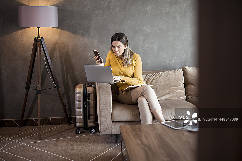 让她的事业走上正轨图片素材