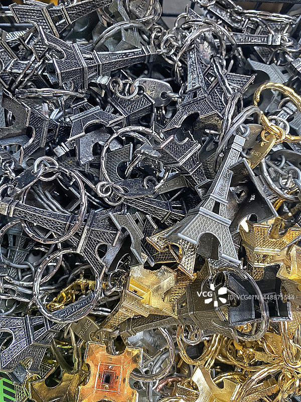 待售的埃菲尔铁塔钥匙扣图片素材