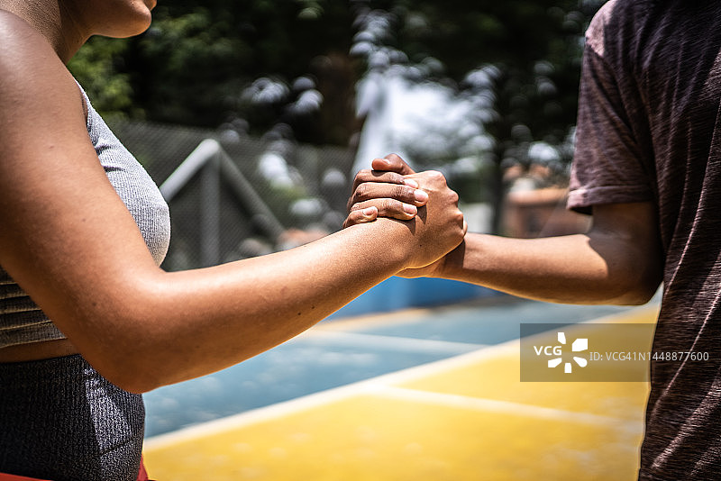 人们在运动场上手牵着手图片素材