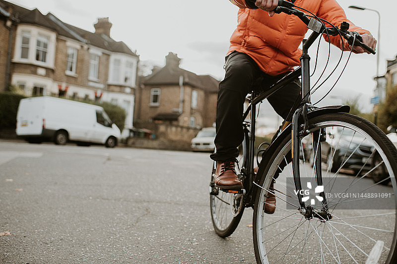 男子在小镇骑自行车图片素材