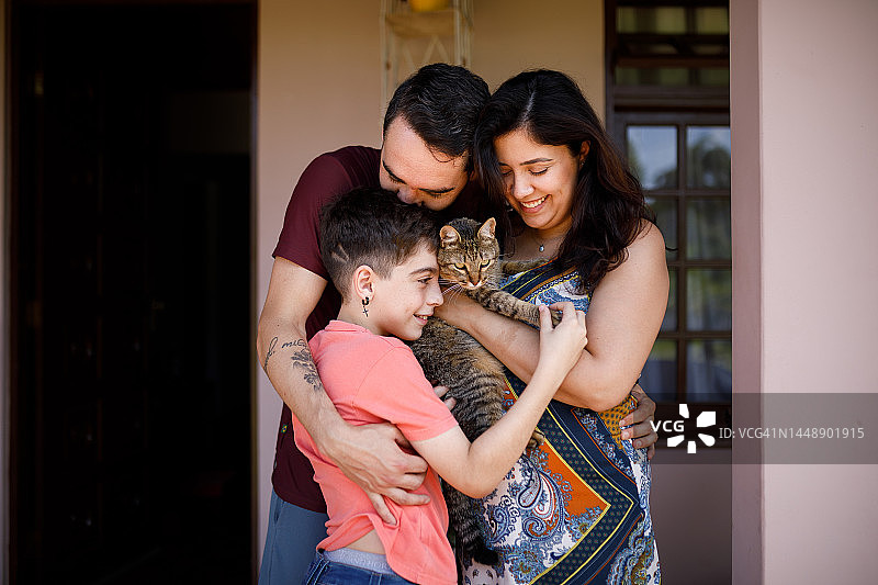 与宠物猫的温馨小家庭图片素材