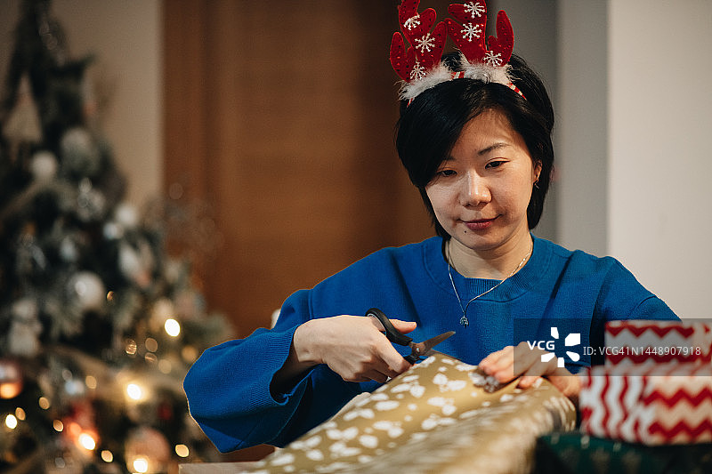 中国女人准备新年礼物包装纸图片素材