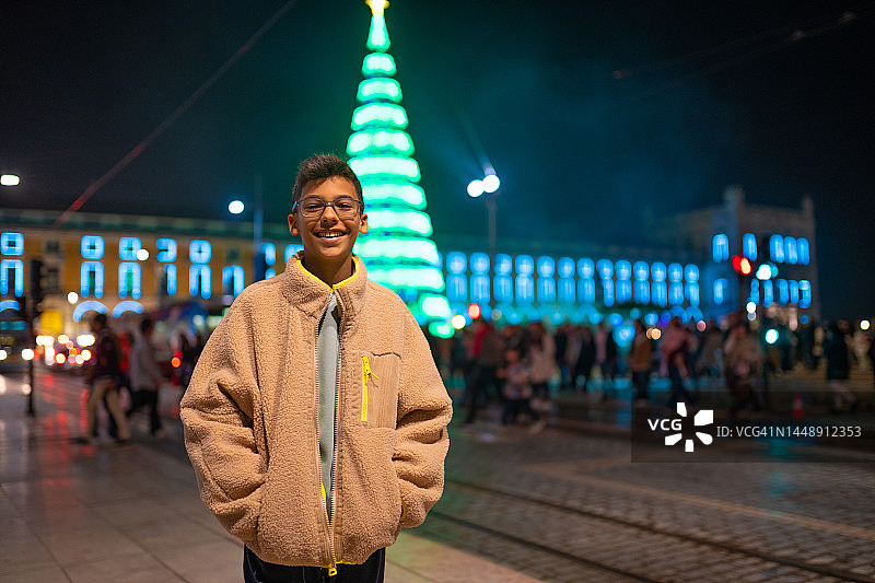 圣诞之夜户外小男孩肖像图片素材