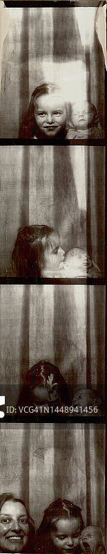 可爱幼儿与新生妹妹合影的照相亭照片图片素材