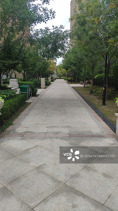 中国现代封闭式住宅小区内的人行道图片素材