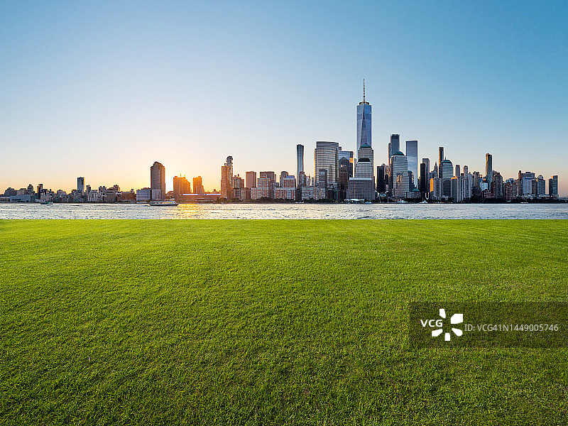 草坪与城市景观图片素材