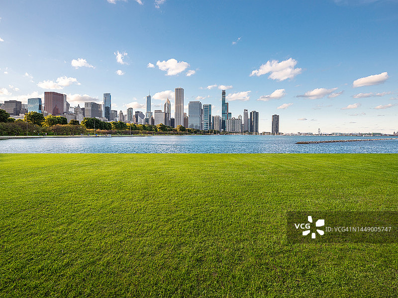 草坪与城市景观图片素材