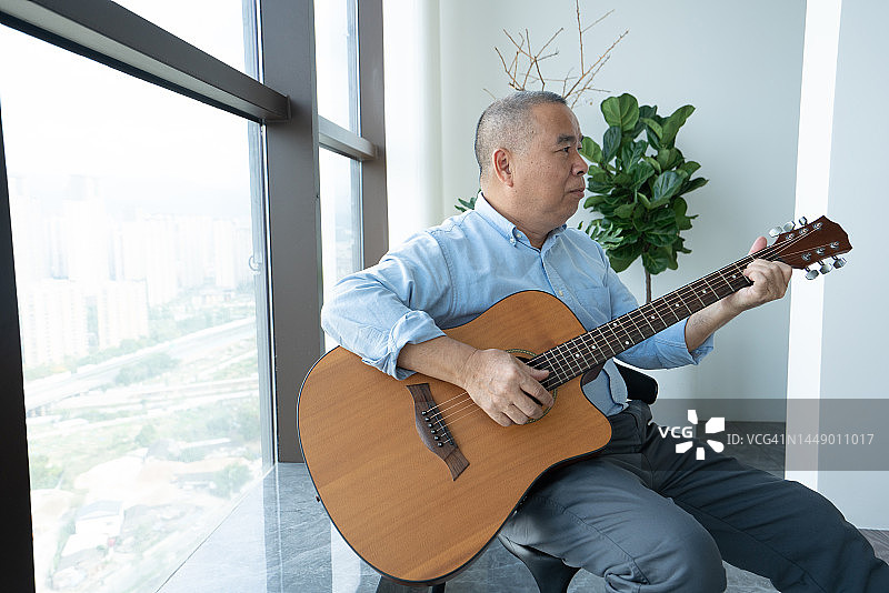 弹吉他的亚洲男人图片素材