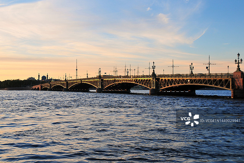 圣彼得堡的托洛茨基大桥或亚历山大三世桥图片素材