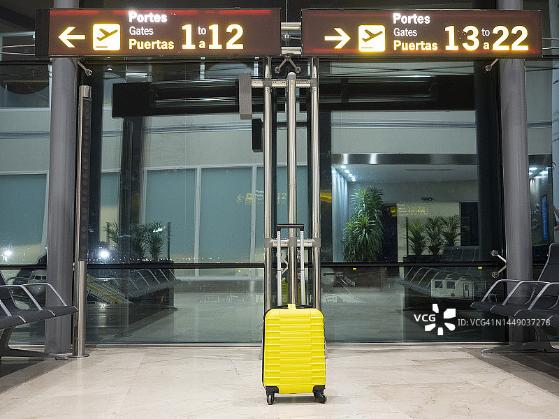 机场航站楼的行李箱图片素材