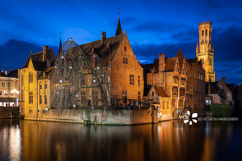 比利时布鲁日玫瑰园运河和钟楼图片素材