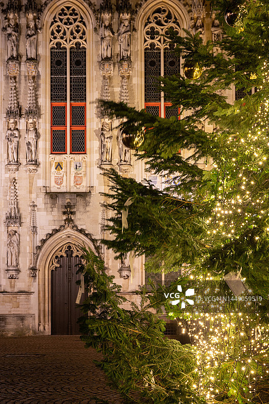 比利时布鲁日市政厅前的圣诞树图片素材