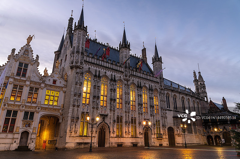 比利时布鲁日中世纪市政厅黄昏景色图片素材