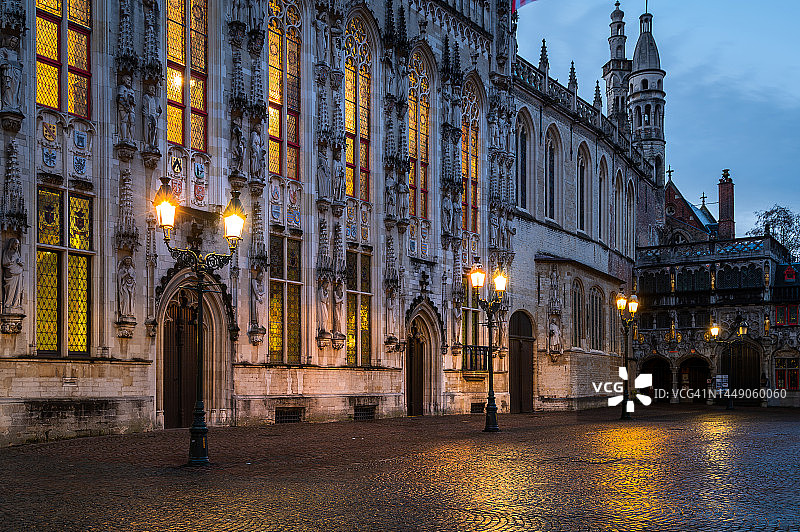 比利时布鲁日的中世纪市政厅和圣血大教堂入口图片素材