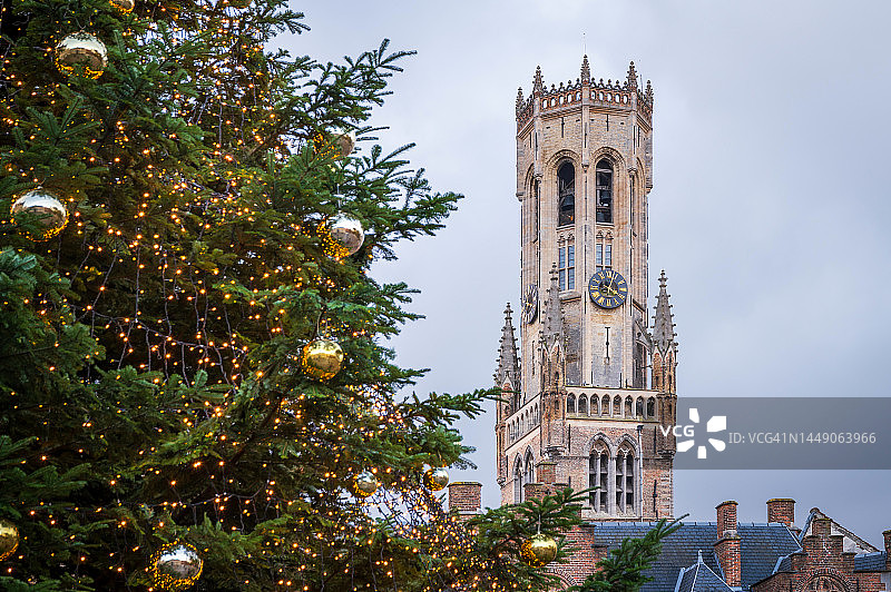 比利时布鲁日钟楼和圣诞树图片素材