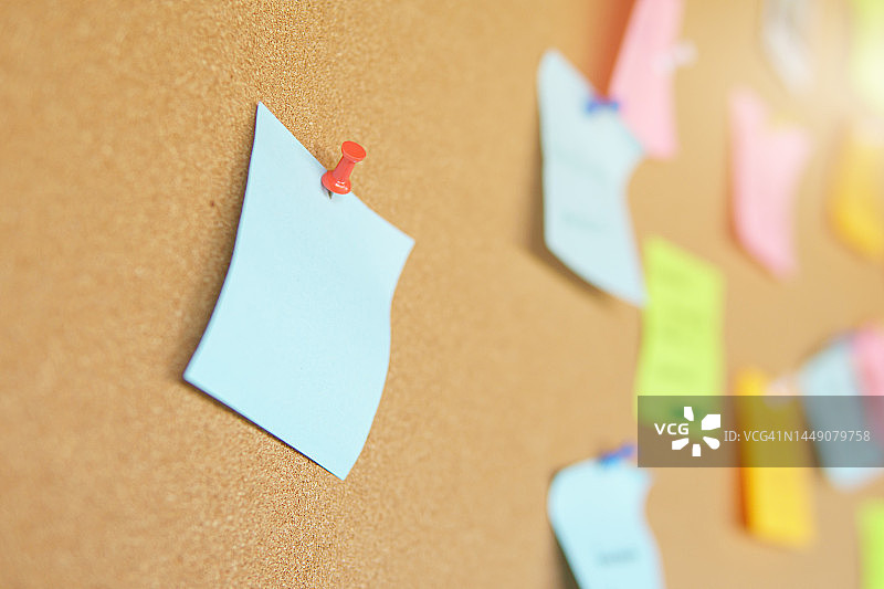 用红色图钉固定在板上的空白记事本图片素材