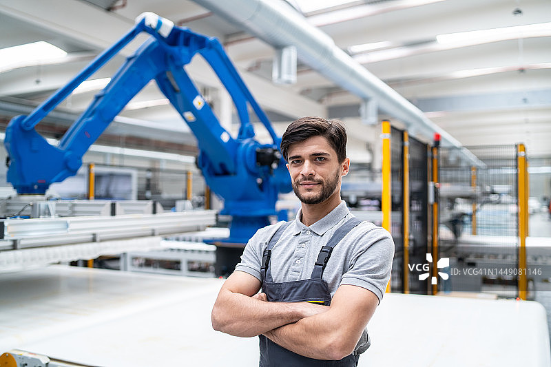 背后有机械臂的男技术员图片素材