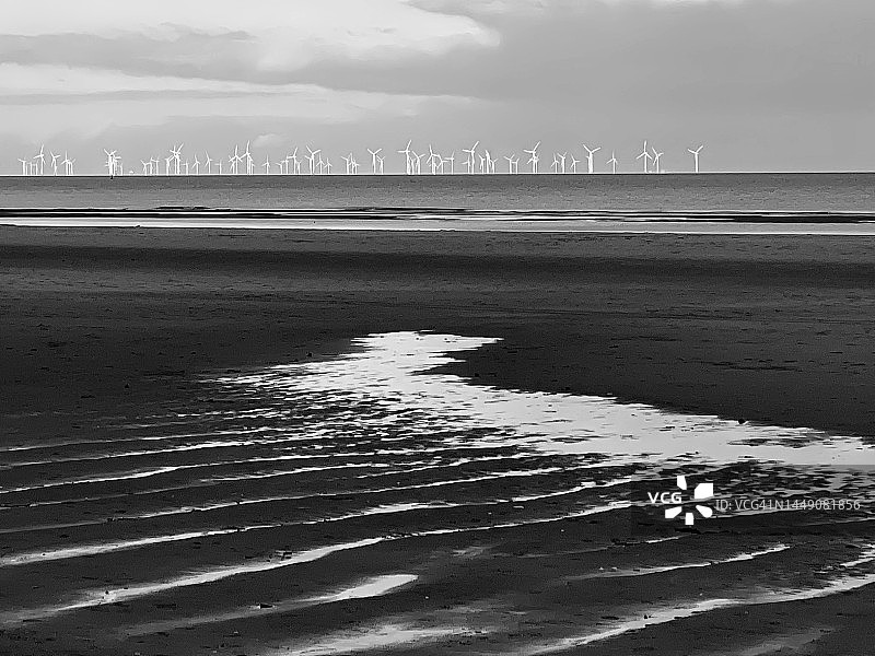 带有沙纹的海上风电场（黑白）图片素材