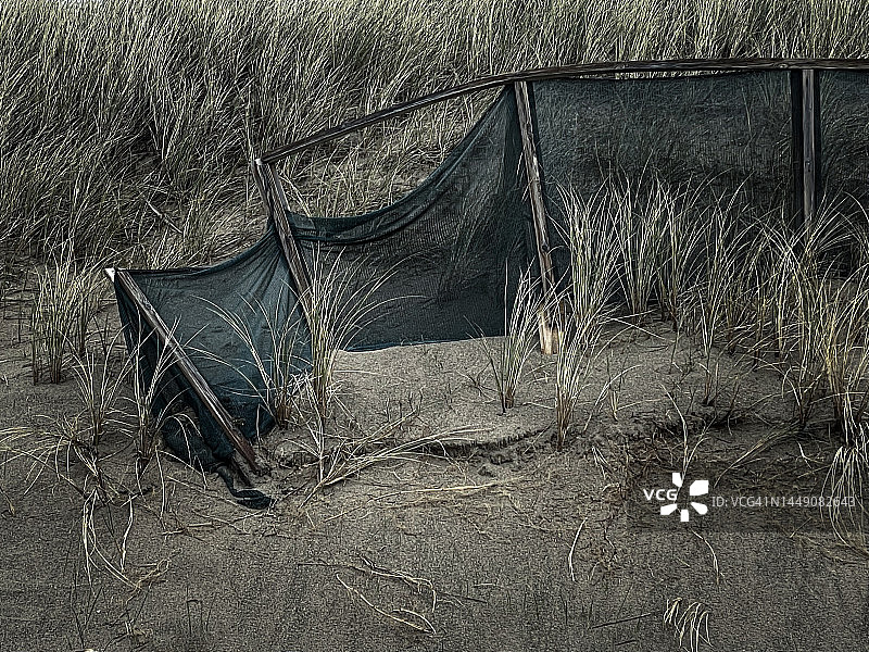 损坏的海滩围栏图片素材