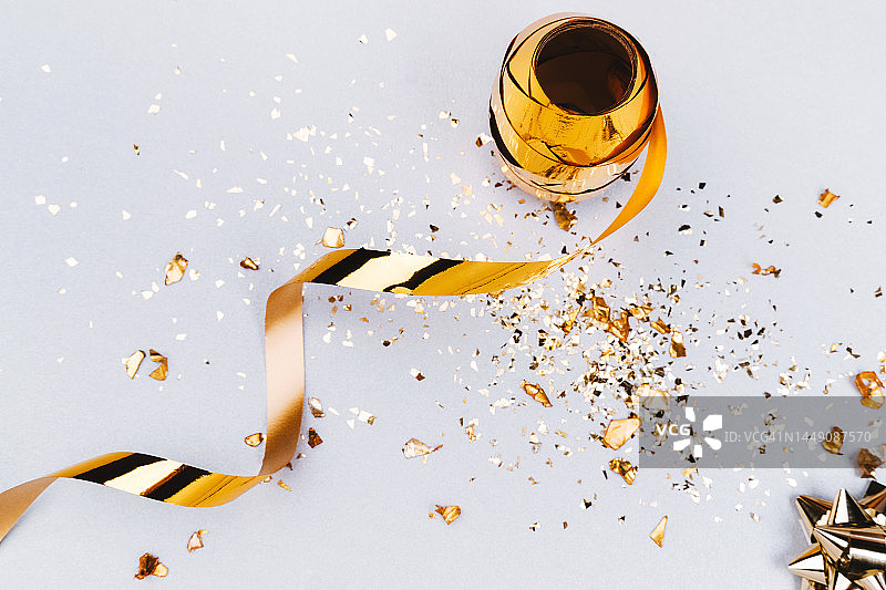 金色箔丝带、花卉蝴蝶结和五彩纸屑图片素材