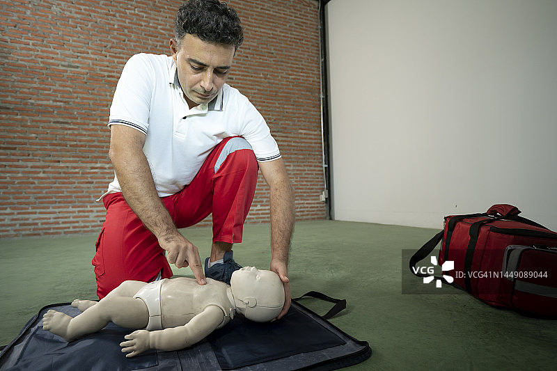 在户外对人体模型进行心肺复苏的人图片素材