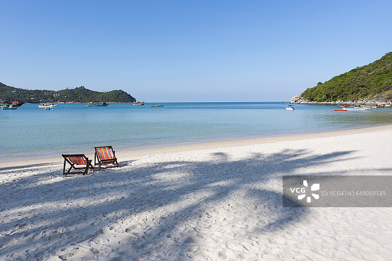 沙滩上的棕榈树阴影图片素材