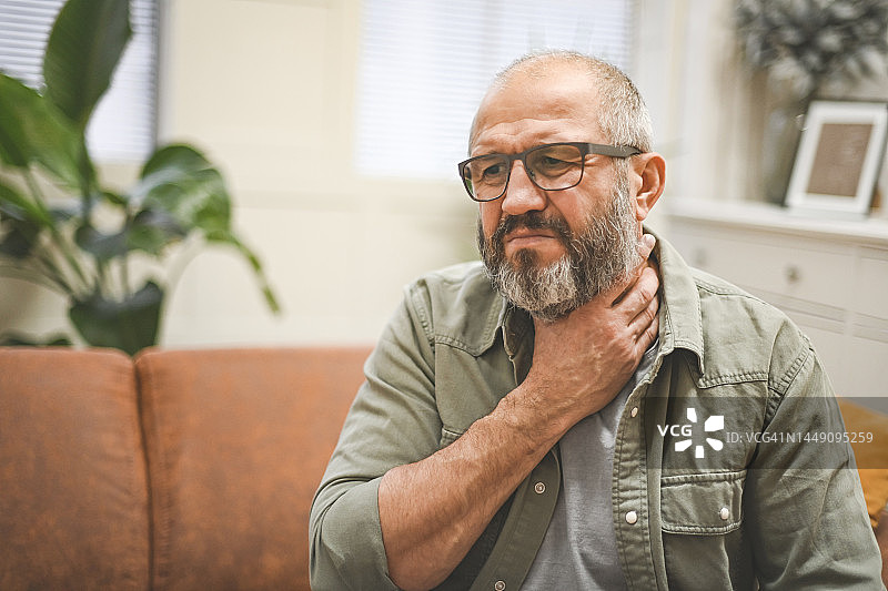 中年男人生病图片素材