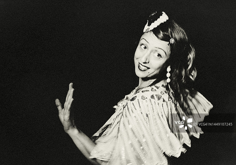 她在跳查尔斯顿舞图片素材