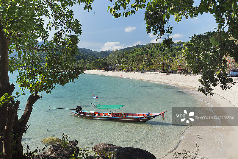 海滩湾上的长尾船图片素材