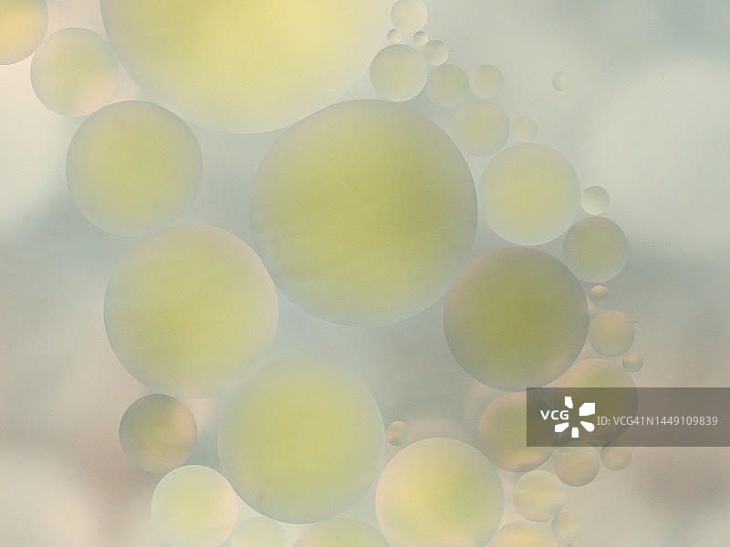 漂浮在水上的橄榄油气泡图片素材