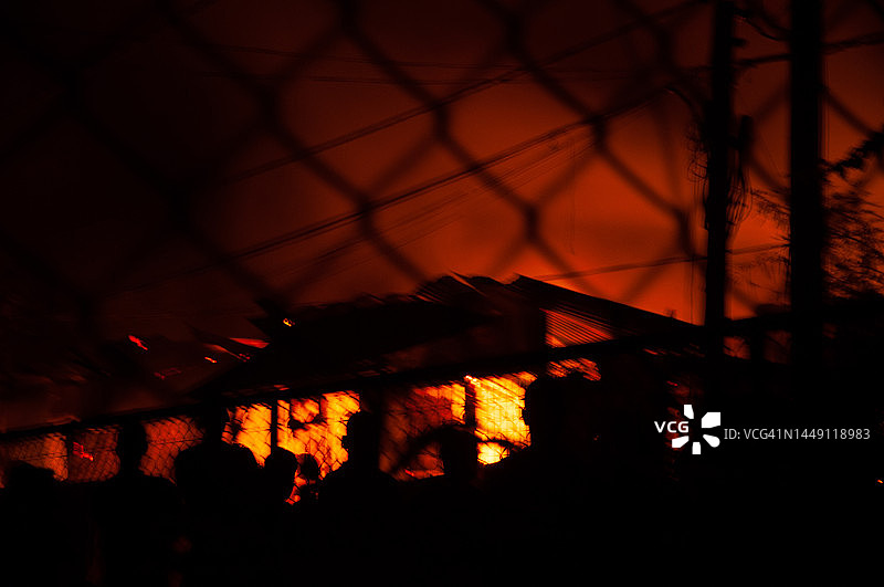 夜晚燃烧着大火的房屋图片素材