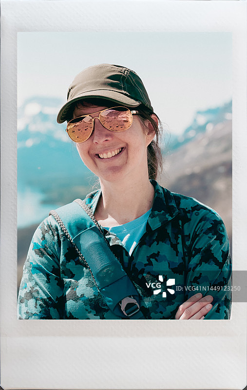 在加拿大艾伯塔省沃特顿湖国家公园徒步旅行的年轻女子即时胶片人像图片素材