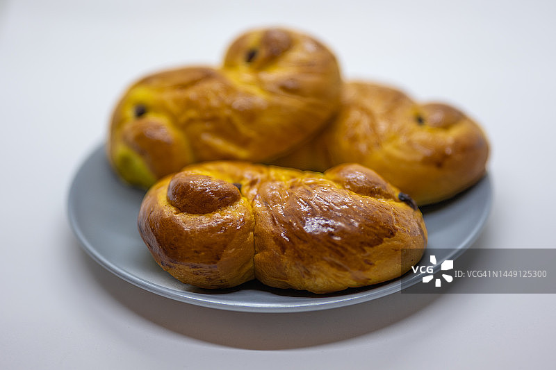 瑞典圣露西亚节传统美食：藏红花面包图片素材