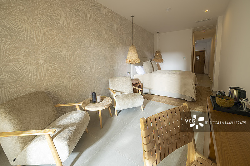 配有双人床的酒店卧室图片素材