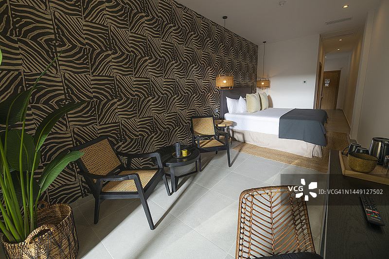 配有双人床的酒店卧室图片素材