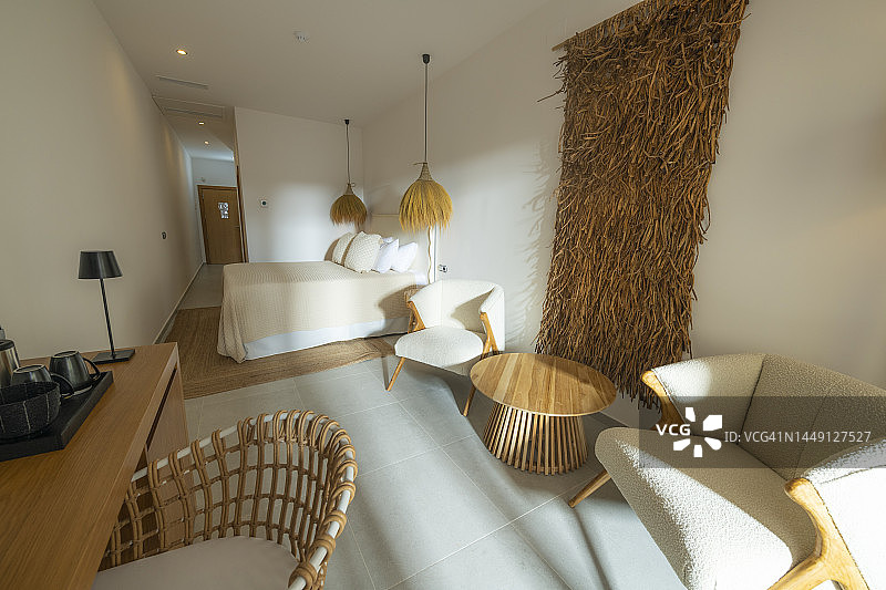 配有双人床的酒店卧室图片素材