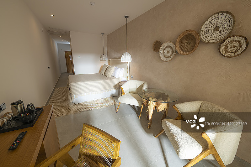 配有双人床的酒店卧室图片素材