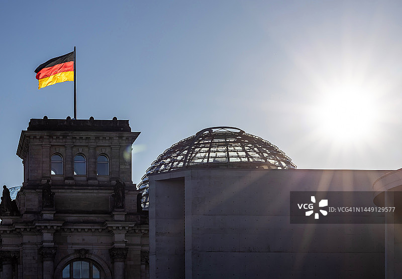 德国联邦议院——带有德国国旗和明媚阳光的德国国会大厦——德国柏林图片素材