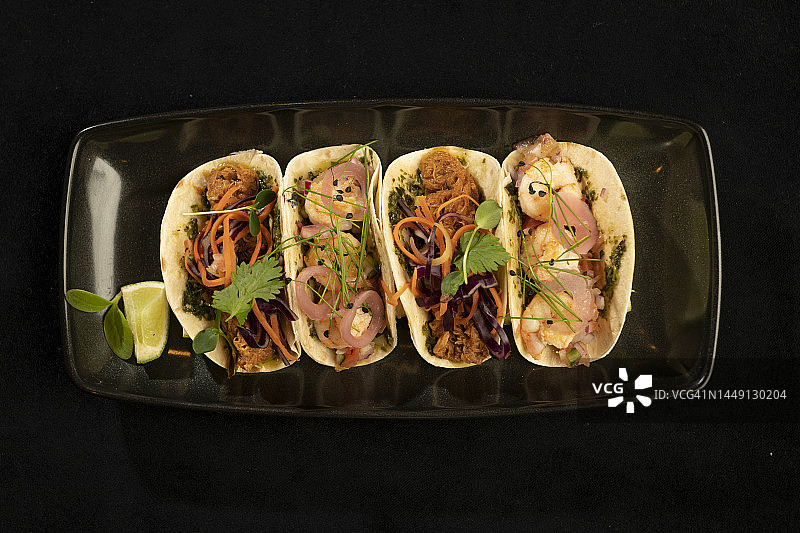 鲜虾蔬菜玉米卷图片素材