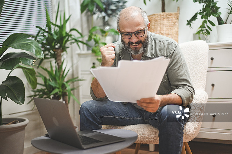 在家工作的成熟男人图片素材