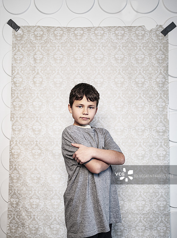 身着戏服的男童演员棚拍肖像图片素材