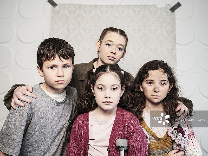儿童演员的集体影棚肖像图片素材